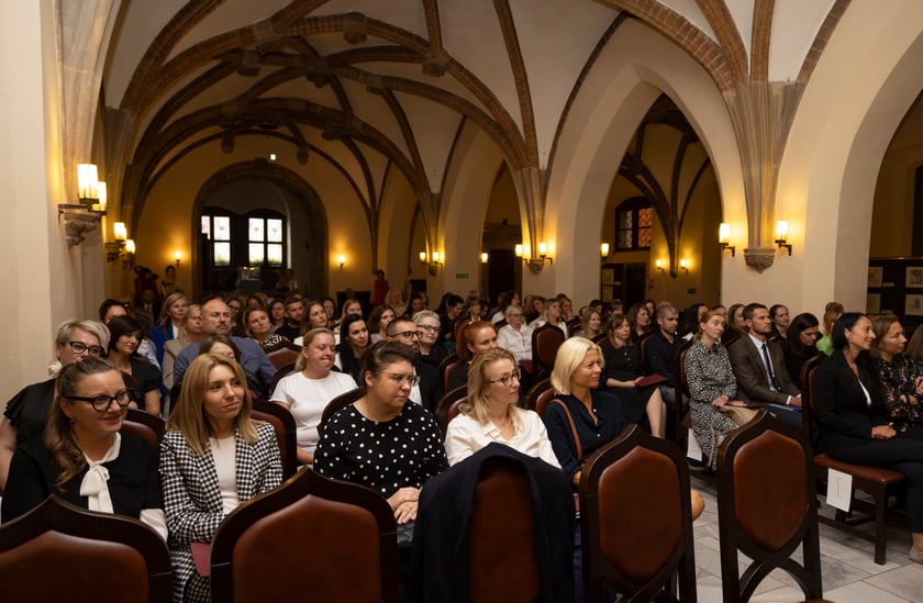 Ślubowanie i wręczenie aktów nadania stopnia awansu zawodowego nauczyciela mianowanego z udziałem prezydenta Wrocławia Jacka Sutryka