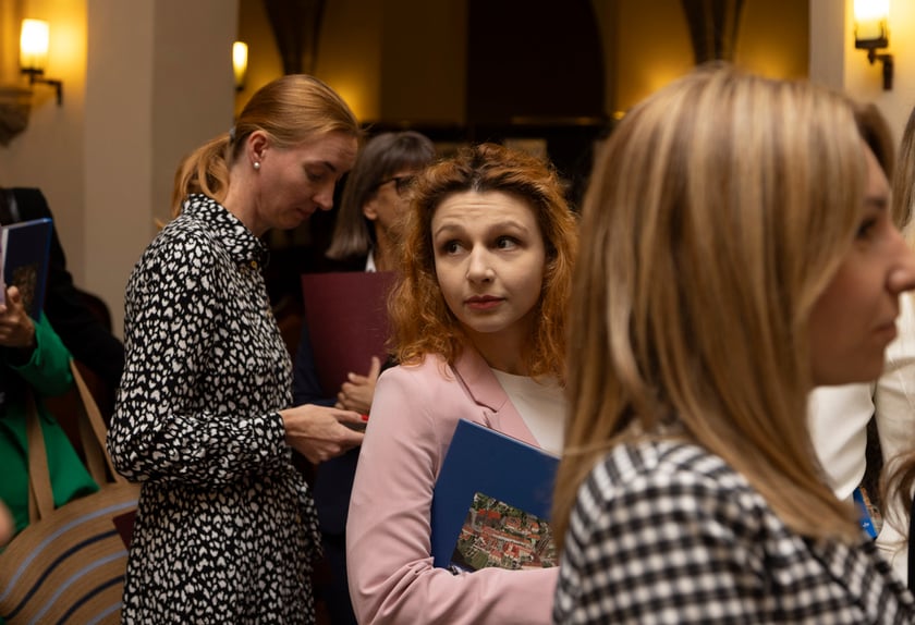 Ślubowanie i wręczenie aktów nadania stopnia awansu zawodowego nauczyciela mianowanego z udziałem prezydenta Wrocławia Jacka Sutryka