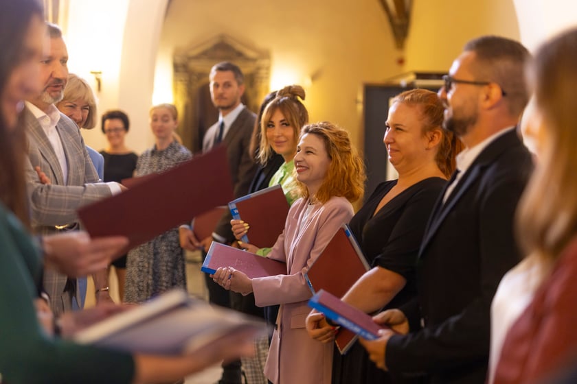 Ślubowanie i wręczenie aktów nadania stopnia awansu zawodowego nauczyciela mianowanego z udziałem prezydenta Wrocławia Jacka Sutryka