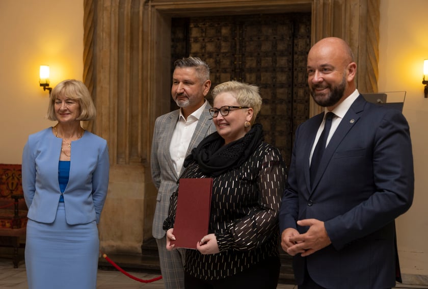 Ślubowanie i wręczenie aktów nadania stopnia awansu zawodowego nauczyciela mianowanego z udziałem prezydenta Wrocławia Jacka Sutryka