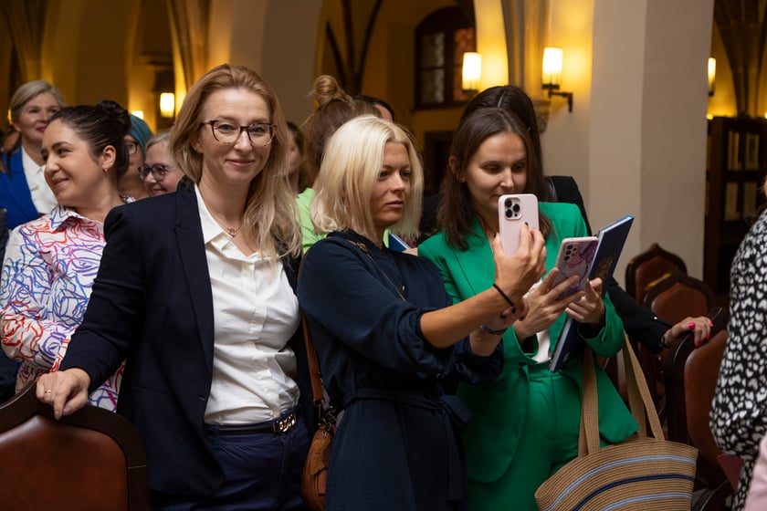 Ślubowanie i wręczenie aktów nadania stopnia awansu zawodowego nauczyciela mianowanego z udziałem prezydenta Wrocławia Jacka Sutryka