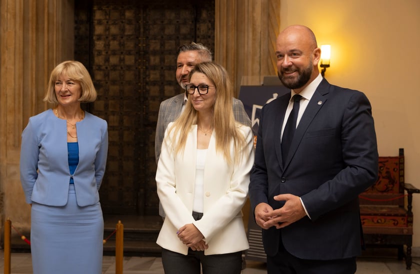 Ślubowanie i wręczenie aktów nadania stopnia awansu zawodowego nauczyciela mianowanego z udziałem prezydenta Wrocławia Jacka Sutryka