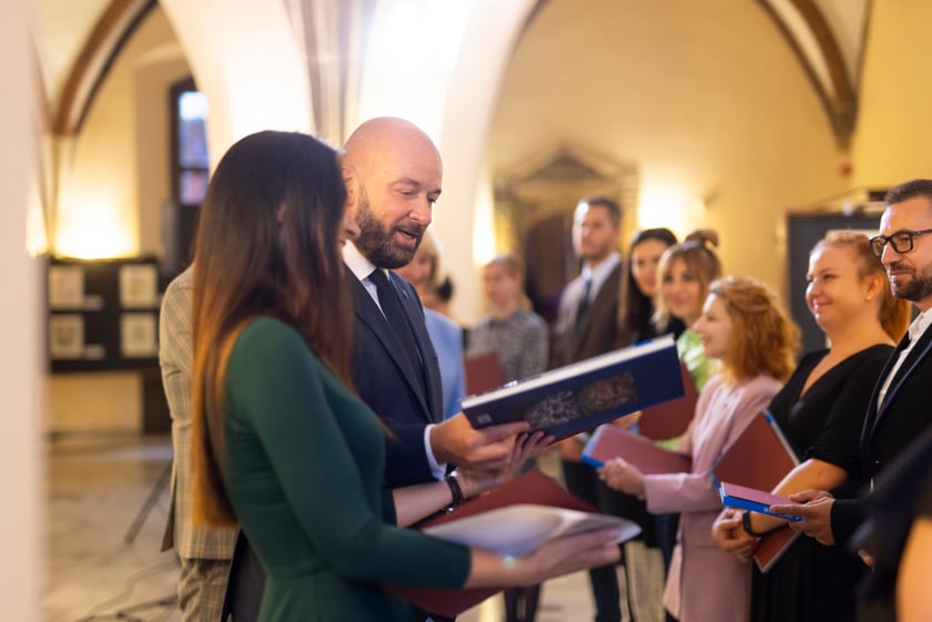 Ślubowanie i wręczenie aktów nadania stopnia awansu zawodowego nauczyciela mianowanego z udziałem prezydenta Wrocławia Jacka Sutryka