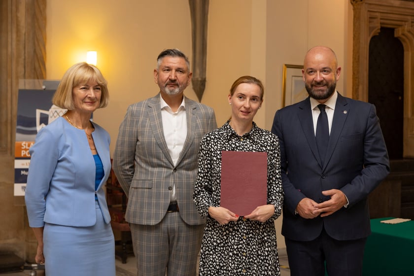 Ślubowanie i wręczenie aktów nadania stopnia awansu zawodowego nauczyciela mianowanego z udziałem prezydenta Wrocławia Jacka Sutryka