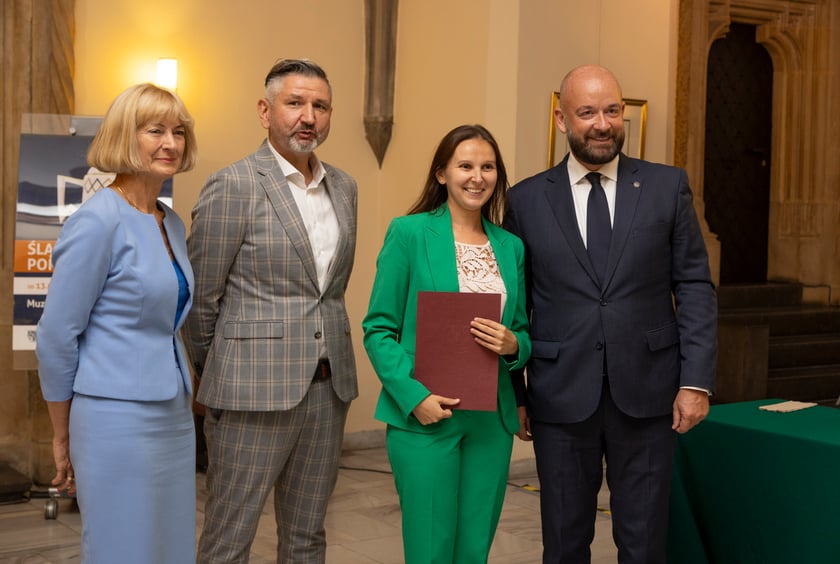 Ślubowanie i wręczenie aktów nadania stopnia awansu zawodowego nauczyciela mianowanego z udziałem prezydenta Wrocławia Jacka Sutryka