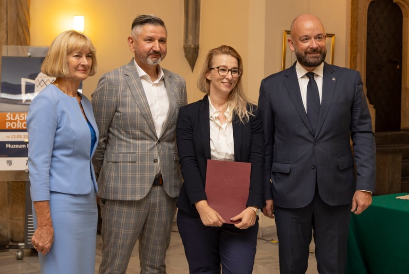 Ślubowanie i wręczenie aktów nadania stopnia awansu zawodowego nauczyciela mianowanego z udziałem prezydenta Wrocławia Jacka Sutryka