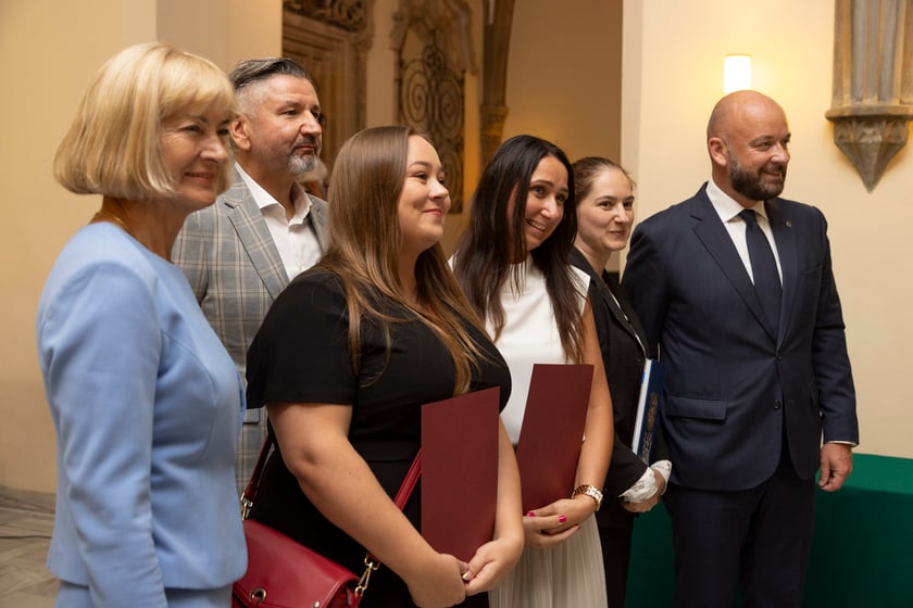 Ślubowanie i wręczenie aktów nadania stopnia awansu zawodowego nauczyciela mianowanego z udziałem prezydenta Wrocławia Jacka Sutryka