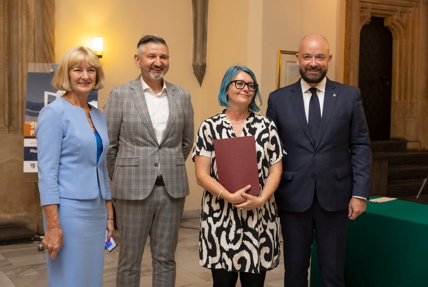 Ślubowanie i wręczenie aktów nadania stopnia awansu zawodowego nauczyciela mianowanego z udziałem prezydenta Wrocławia Jacka Sutryka