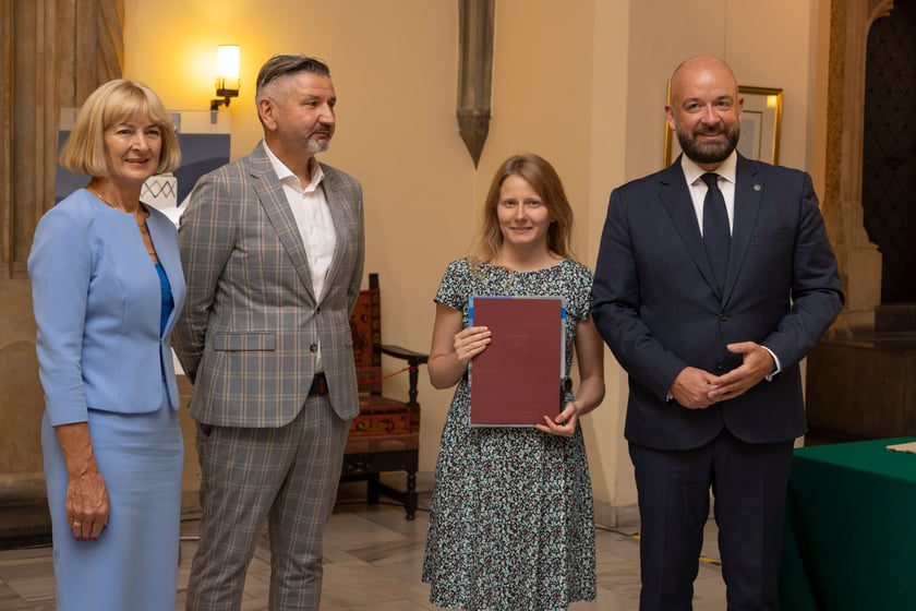 Ślubowanie i wręczenie aktów nadania stopnia awansu zawodowego nauczyciela mianowanego z udziałem prezydenta Wrocławia Jacka Sutryka