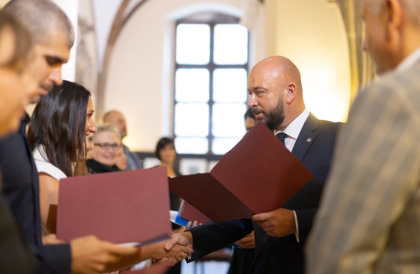 Ślubowanie i wręczenie aktów nadania stopnia awansu zawodowego nauczyciela mianowanego z udziałem prezydenta Wrocławia Jacka Sutryka