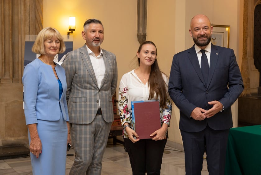 Ślubowanie i wręczenie aktów nadania stopnia awansu zawodowego nauczyciela mianowanego z udziałem prezydenta Wrocławia Jacka Sutryka