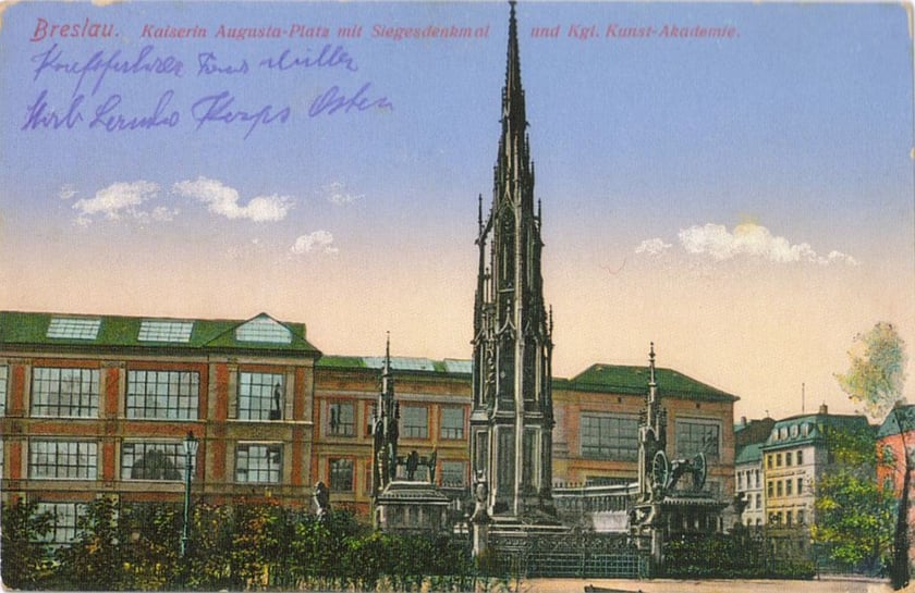 Pomnik Zwycięstwa&nbsp;
bulwar Xawerego Dunikowskiego (w&oacute;wczas pl. Cesarzowej Augusty)
(niem. Siegesdenkmal) pomnik upamiętniał niemieckich żołnierzy poległych w wojnie duńskiej (1864), wojnie prusko-austriackiej (1866) i wojnie prusko-francuskiej (1870). Znajdował się we Wrocławiu na placu Cesarzowej Augusty (obecnie bulwar Xawerego Dunikowskiego). Został zniszczony po 1945 roku.
&nbsp;
&nbsp;
