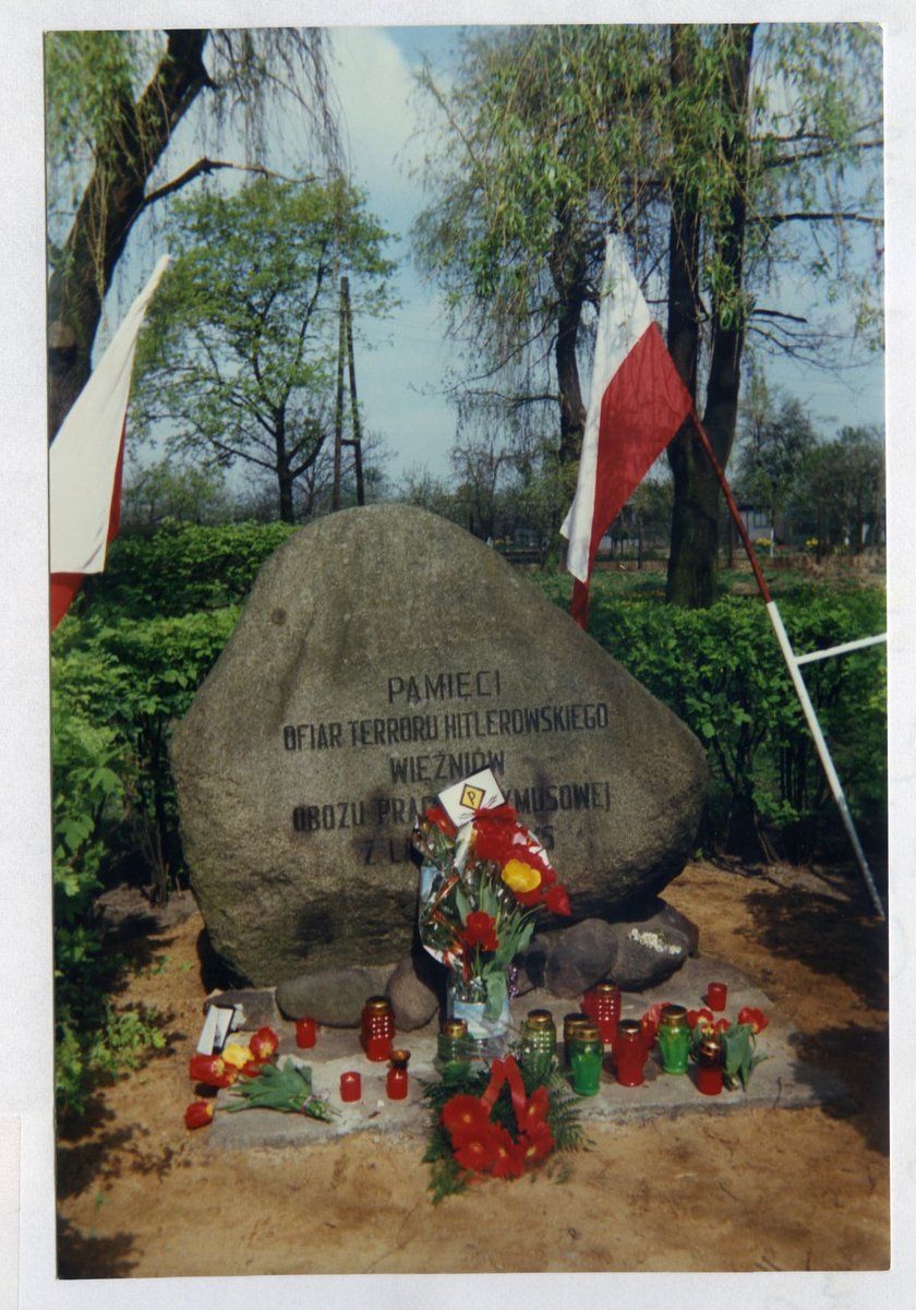 O porządek wokół pomnika i jego przystrojenie na różne okazje dba od wielu lat Klub Ludzi ze Znakiem P będący sekcją Towarzystwa Miłośników Wrocławia. Fot. z kwietnia 1998 roku .