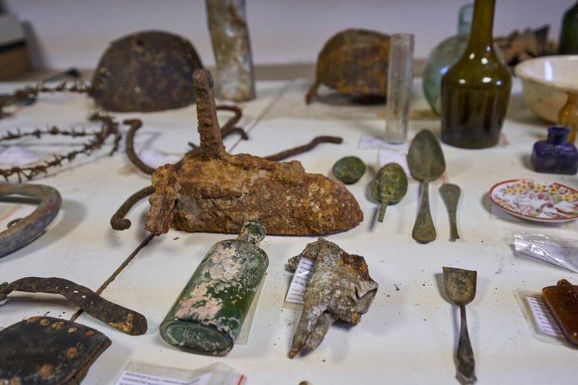 Przedmioty odnalezione przez archeologów na terenie dawnego obozu pracy przymusowej na Sołtysowicach