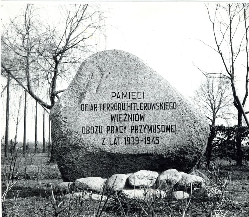 Pomnik ustawiony przy alei Poprzecznej na fotografii z lat 70. XX wieku.