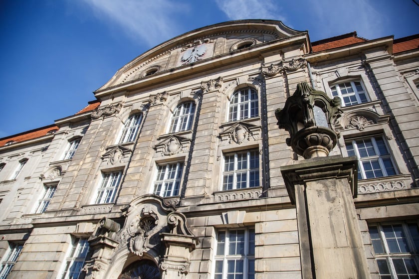 Gmach siedziby Dyrekcji Okręgu Telekomunikacji i Poczty Polskiej przy ul. Powstańców Śląskich 134-138. Budynek był wystawiony przez Orange na sprzedaż za blisko 40 mln zł.