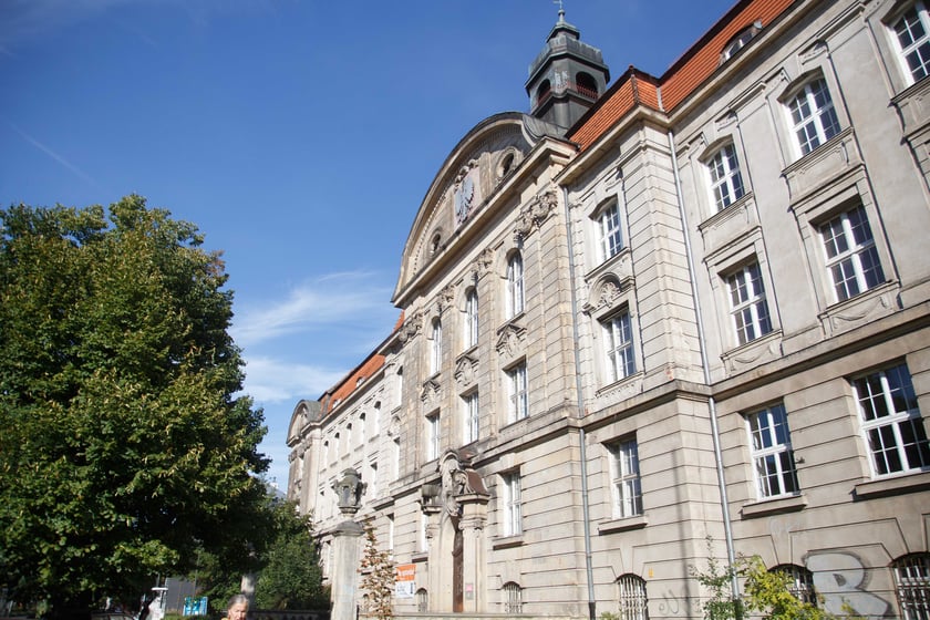 Gmach siedziby Dyrekcji Okręgu Telekomunikacji i Poczty Polskiej przy ul. Powstańców Śląskich 134-138. Budynek był wystawiony przez Orange na sprzedaż za blisko 40 mln zł.