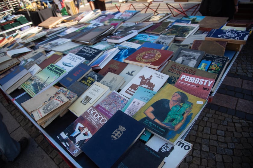 Targ staroci przy katedrze Marii Magdaleny przy ul. Szewskiej we Wrocławiu