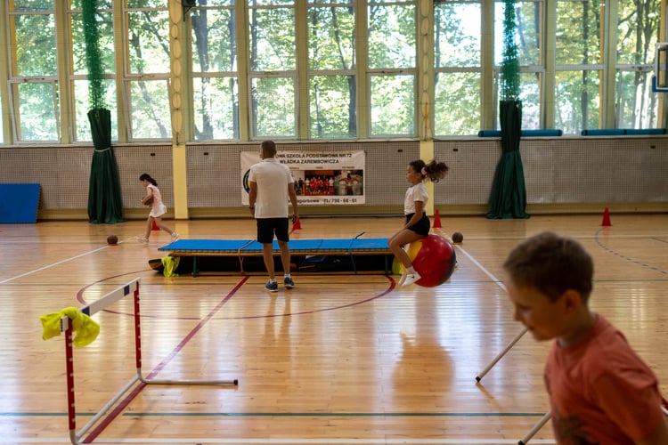 Piknik sportowy przy ulicy Trwałej z okazji udostępnia mieszkańcom nowych kort&oacute;w tenisowych