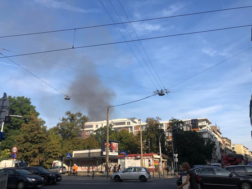 Pożar elewacji kamienicy na rogu ulic Pułaskiego i Komuny Paryskiej