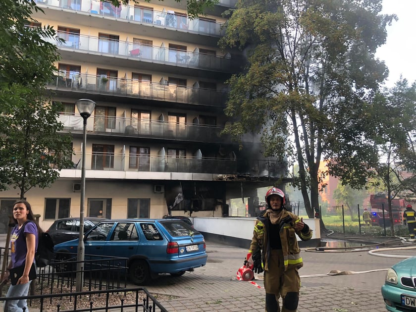 Pożar elewacji kamienicy na rogu ulic Pułaskiego i Komuny Paryskiej