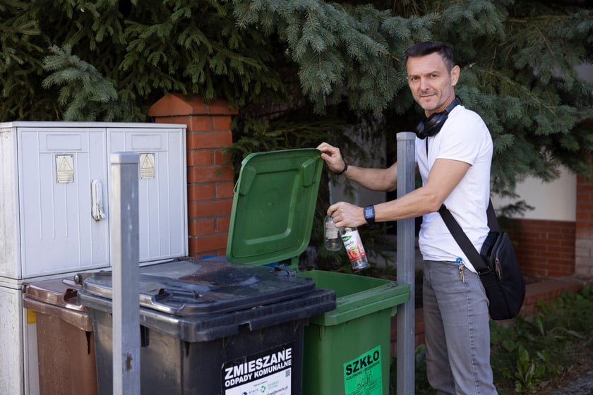 Krystian Sroka wyjaśnia, jak segreguje odpady w domu