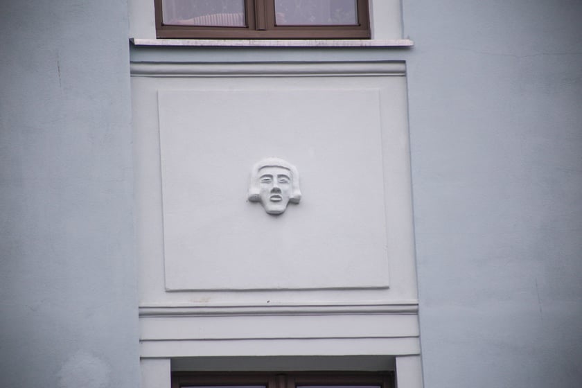 Uroczyste odsłonięcie tablicy pamiątkowej na wyremontowanym budynku należącym kiedyś do fabryki Otto Beckmann