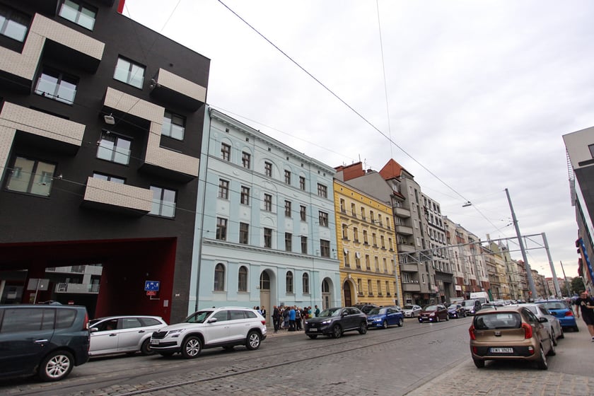 Uroczyste odsłonięcie tablicy pamiątkowej na wyremontowanym budynku należącym kiedyś do fabryki Otto Beckmann