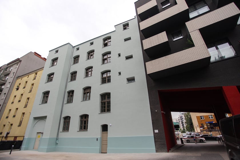 Uroczyste odsłonięcie tablicy pamiątkowej na wyremontowanym budynku należącym kiedyś do fabryki Otto Beckmann