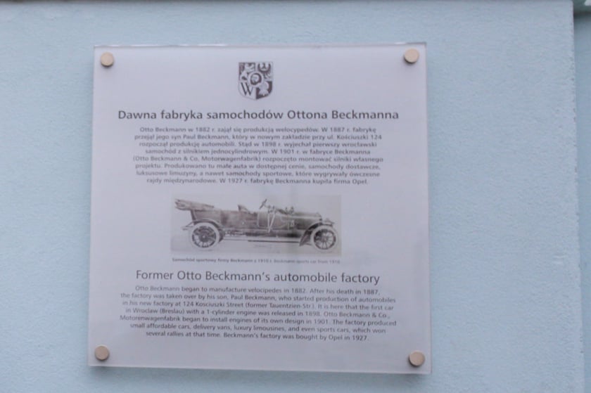 Uroczyste odsłonięcie tablicy pamiątkowej na wyremontowanym budynku należącym kiedyś do fabryki Otto Beckmann