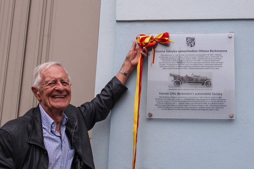 Uroczyste odsłonięcie tablicy pamiątkowej na wyremontowanym budynku należącym kiedyś do fabryki Otto Beckmann