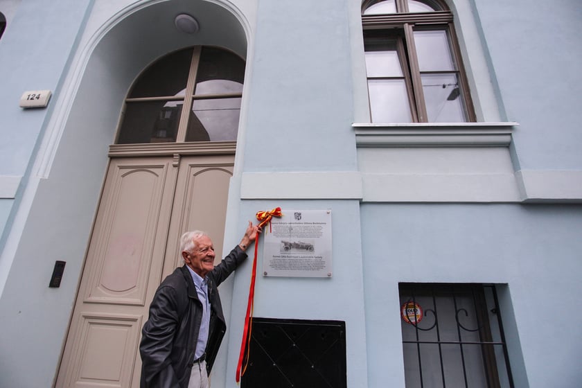 Uroczyste odsłonięcie tablicy pamiątkowej na wyremontowanym budynku należącym kiedyś do fabryki Otto Beckmann