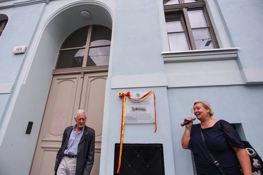 Uroczyste odsłonięcie tablicy pamiątkowej na wyremontowanym budynku należącym kiedyś do fabryki Otto Beckmann