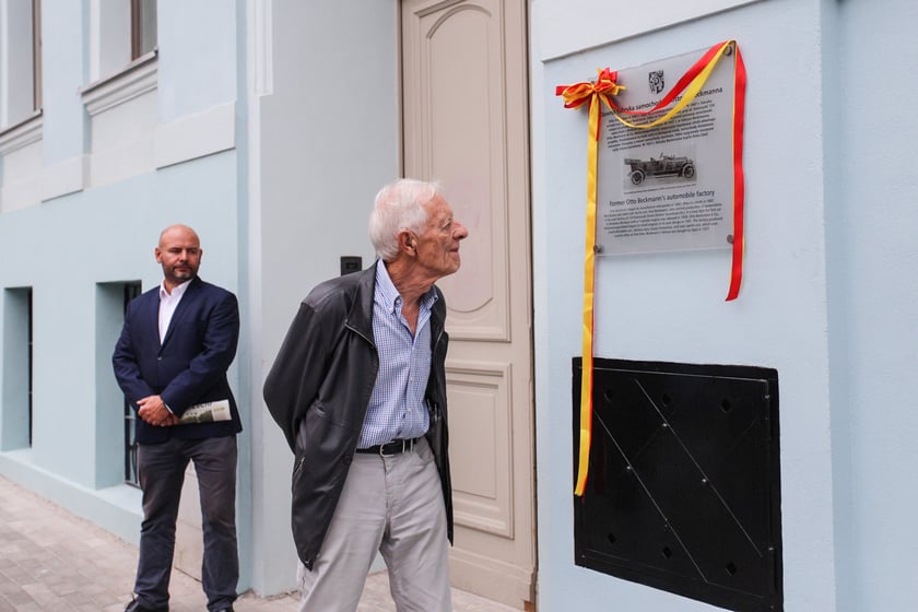 Uroczyste odsłonięcie tablicy pamiątkowej na wyremontowanym budynku należącym kiedyś do fabryki Otto Beckmann