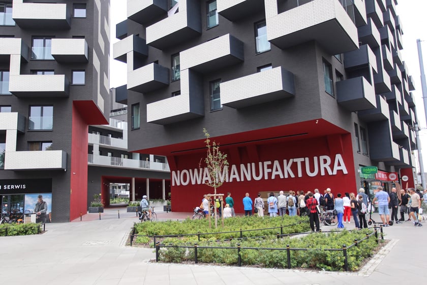 Uroczyste odsłonięcie tablicy pamiątkowej na wyremontowanym budynku należącym kiedyś do fabryki Otto Beckmann