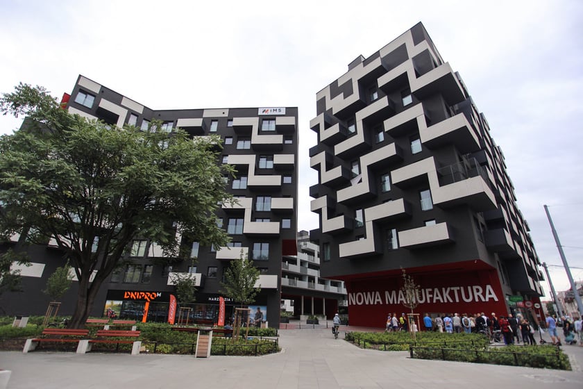 Uroczyste odsłonięcie tablicy pamiątkowej na wyremontowanym budynku należącym kiedyś do fabryki Otto Beckmann