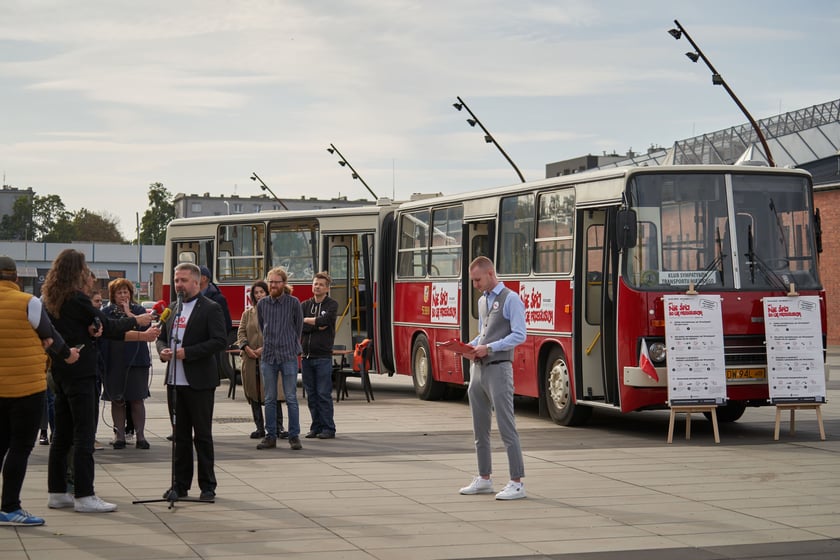 Na zdjęciu inaguracja mobilnego punktu rejestracji wyborców w Ikarusie, Centrum Historii Zajezdnia we Wrocławiu