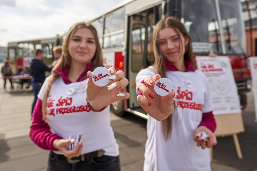 Na zdjęciu inaguracja mobilnego punktu rejestracji wyborców w Ikarusie, Centrum Historii Zajezdnia we Wrocławiu
