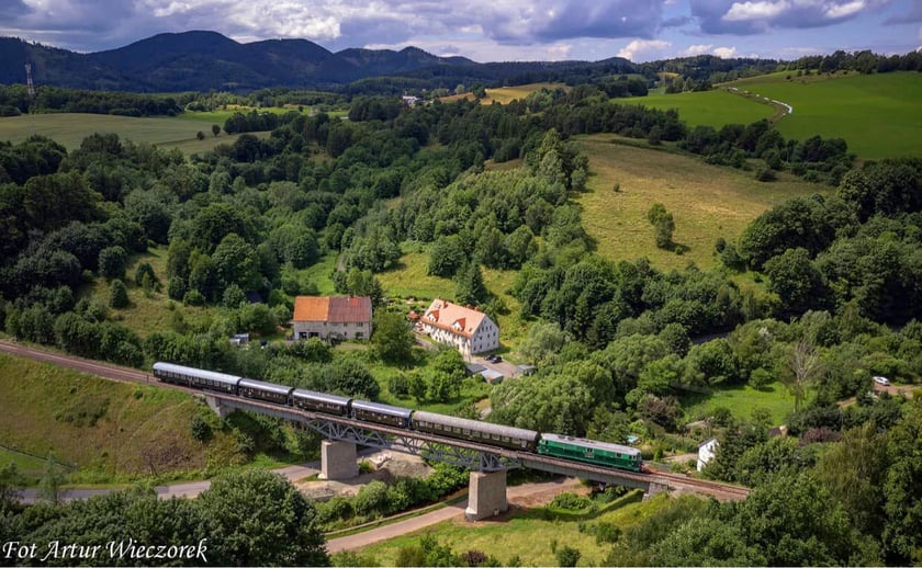 Pociąg retro pojedzie z Wrocławia w Góry Sowie. Na zdjęciu pociąg na wiadukcie