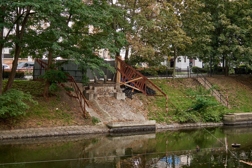 Fosa miejska i okolice, miejsce po Kładce św. Antoniego, październik 2023