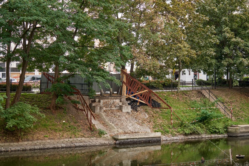 Fosa miejska i okolice, miejsce po Kładce św. Antoniego, październik 2023