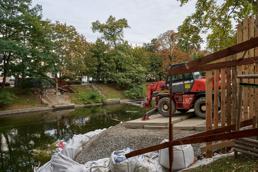 Fosa miejska i okolice, miejsce po Kładce św. Antoniego, październik 2023