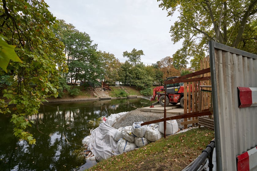 Fosa miejska i okolice, miejsce po Kładce św. Antoniego, październik 2023