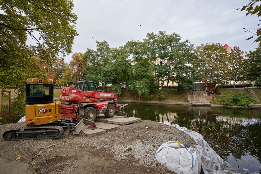 Fosa miejska i okolice, miejsce po Kładce św. Antoniego, październik 2023
