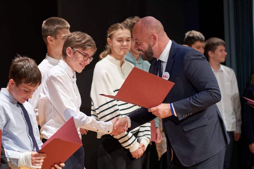 Nadanie przez prezydenta Wrocławia Jacka Sutryka stypendi&oacute;w samorządu Wrocławia przyznawanego w ramach &bdquo;Wrocławskiego programu wspierania uzdolnionych &ndash; PROMOVERE TALENTA&rdquo;