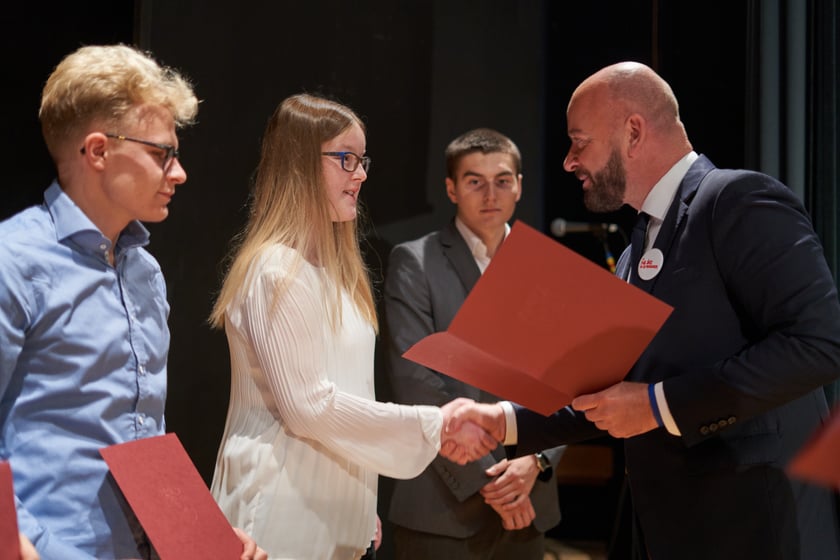 Nadanie przez prezydenta Wrocławia Jacka Sutryka stypendi&oacute;w samorządu Wrocławia przyznawanego w ramach &bdquo;Wrocławskiego programu wspierania uzdolnionych &ndash; PROMOVERE TALENTA&rdquo;