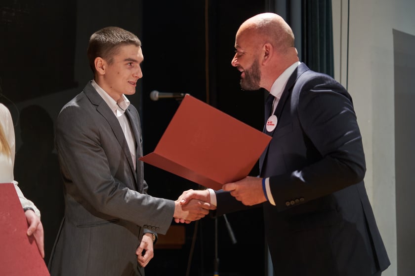 Nadanie przez prezydenta Wrocławia Jacka Sutryka stypendi&oacute;w samorządu Wrocławia przyznawanego w ramach &bdquo;Wrocławskiego programu wspierania uzdolnionych &ndash; PROMOVERE TALENTA&rdquo;