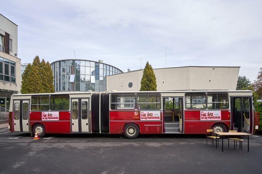 Spisobus na terenie kampusu Uniwersytetu Ekonomicznego we Wrocławiu