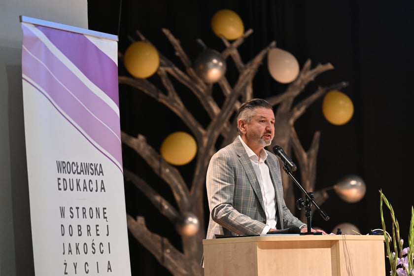 Uroczystość przyznania wrocławskim dyrektorom i nauczycielom nagr&oacute;d pieniężnych za znaczące osiągnięcia dydaktyczne i wychowawcze - Jarosław Delewski, dyrektor Departamentu Edukacji