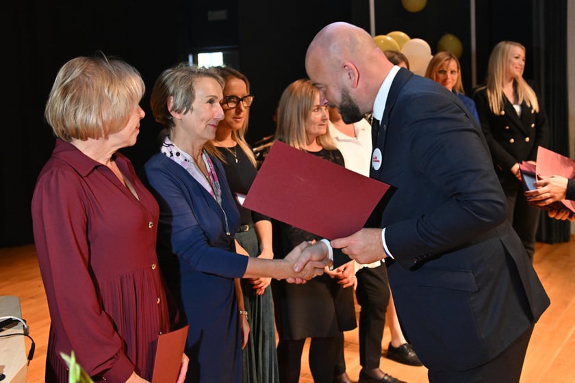 Uroczystość przyznania wrocławskim dyrektorom i nauczycielom nagr&oacute;d pieniężnych za znaczące osiągnięcia dydaktyczne i wychowawcze